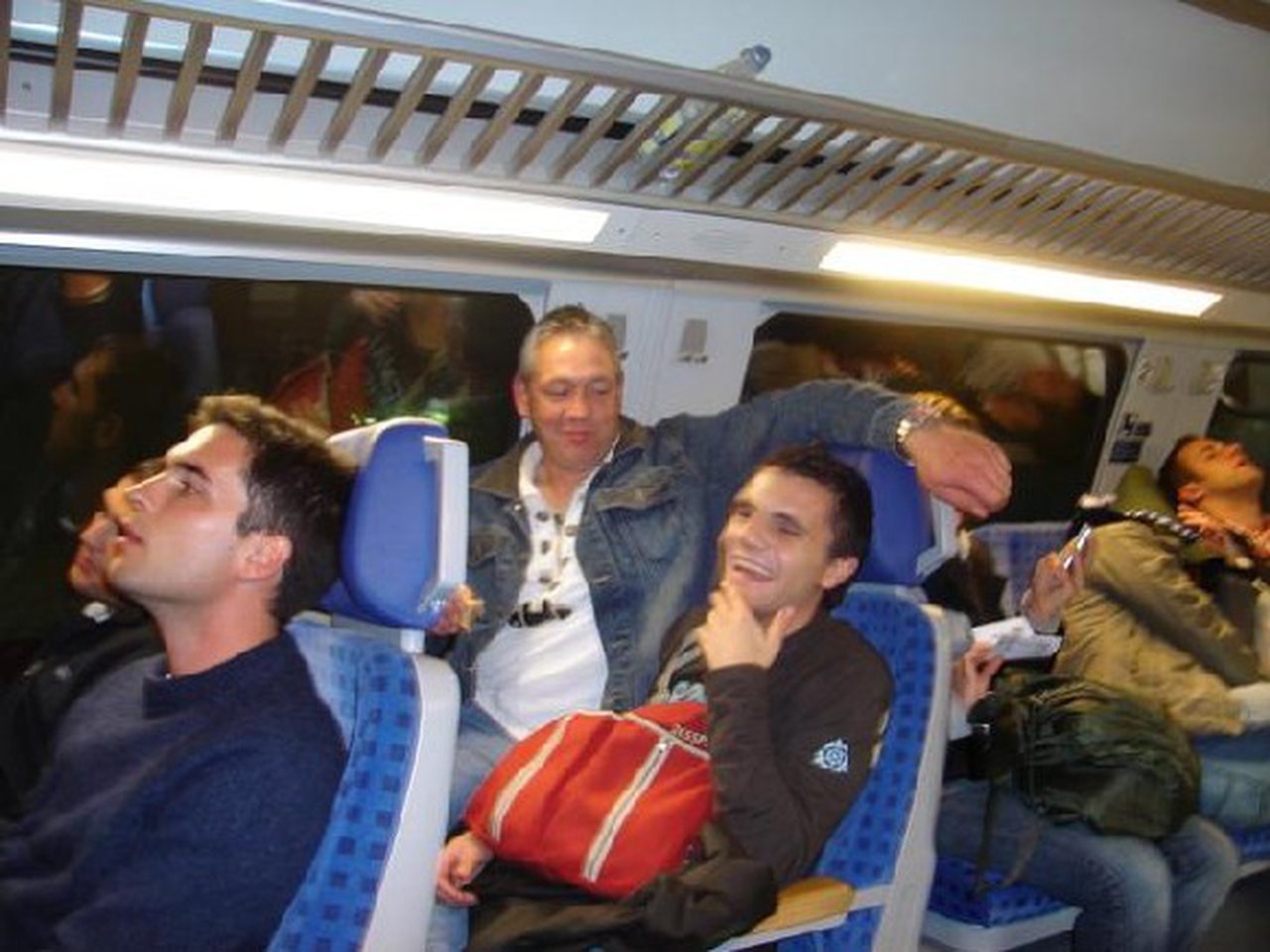 Borracho en el tren interesado en mi amigo