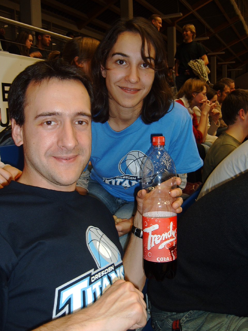 Eugenio and Llanos enjoying a calimocho