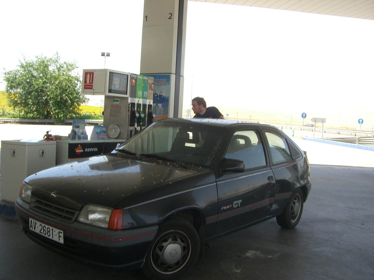 A photo from this summer refuelling the Kadett—note the Ávila number plate