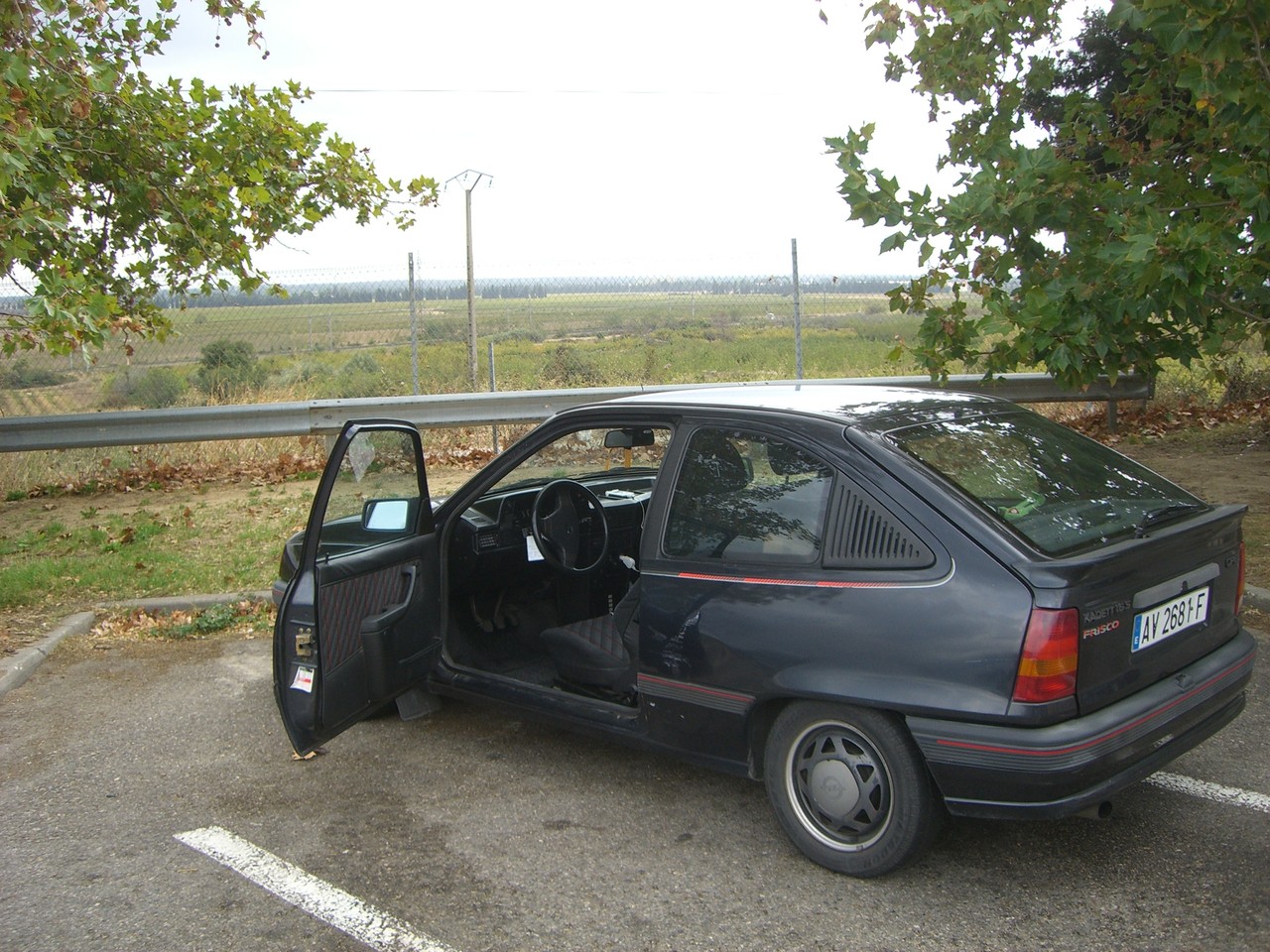 El coche en un descanso con la tira del Pilar que me regalo Héctor