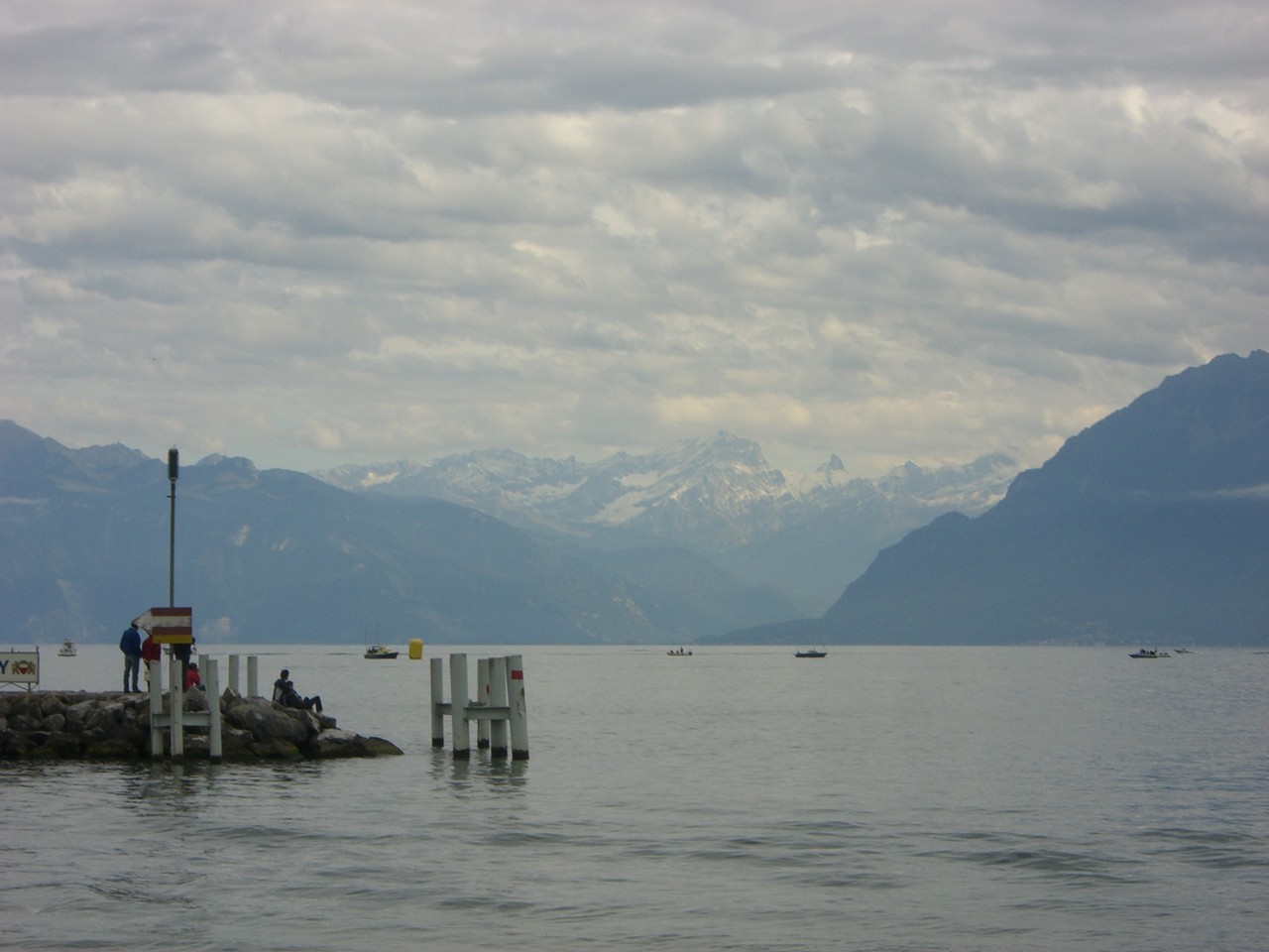 El lago y las montañas