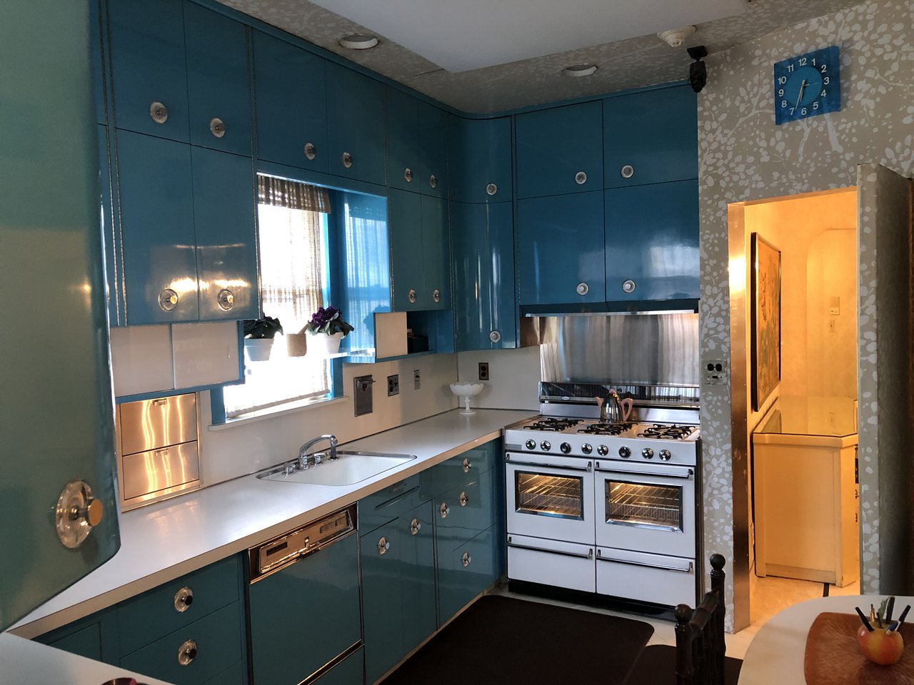 The kitchen. Those two metal doors on the left wall were drawers where they kept the aluminium foil
and kitchen paper