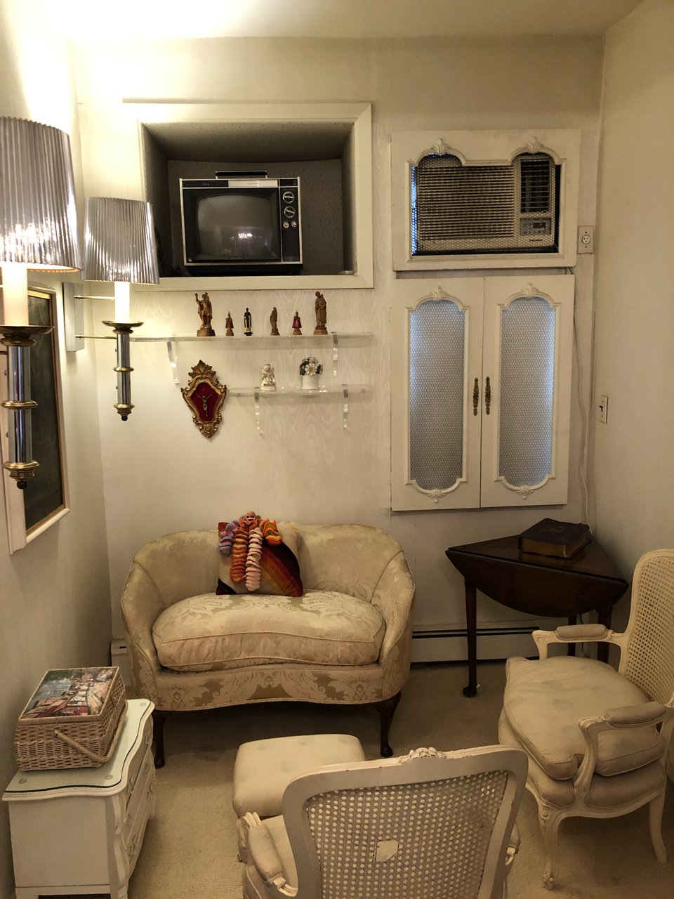 Their bedroom, with its tiny TV, its 1960s doll and its painting of Christ, who doesn't remember their
grandparents' house?