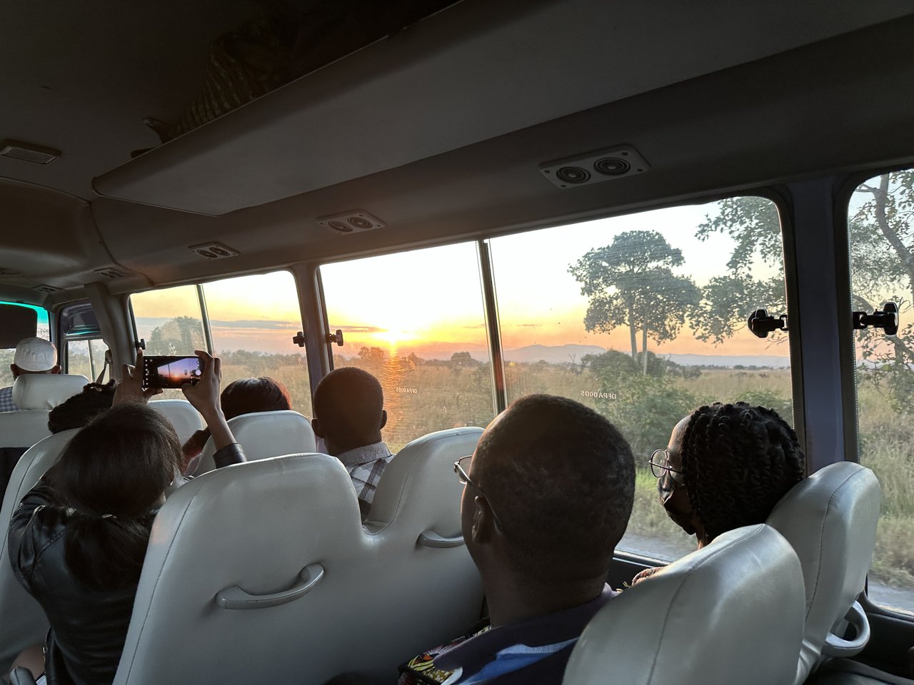 Se nos hace de noche en el bus